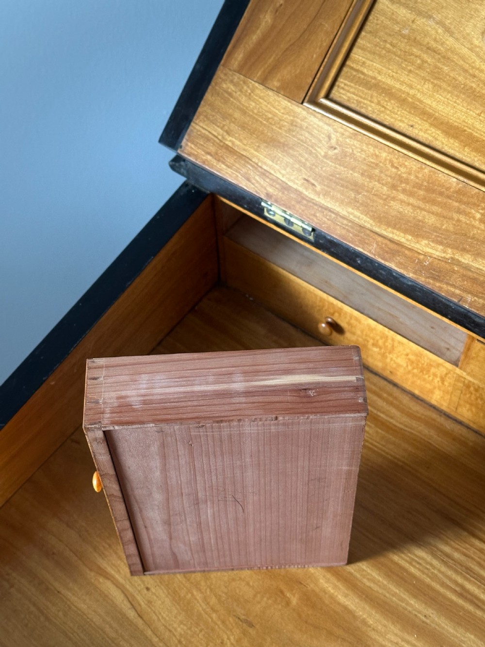 A fine English Regency ebony and satinwood-lined Davenport Desk View IV