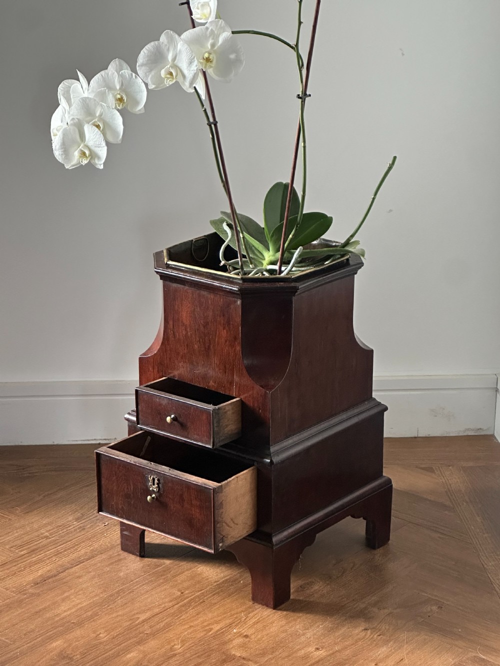 A mid-18th century Anglo-Dutch mahogany wine cooler View III