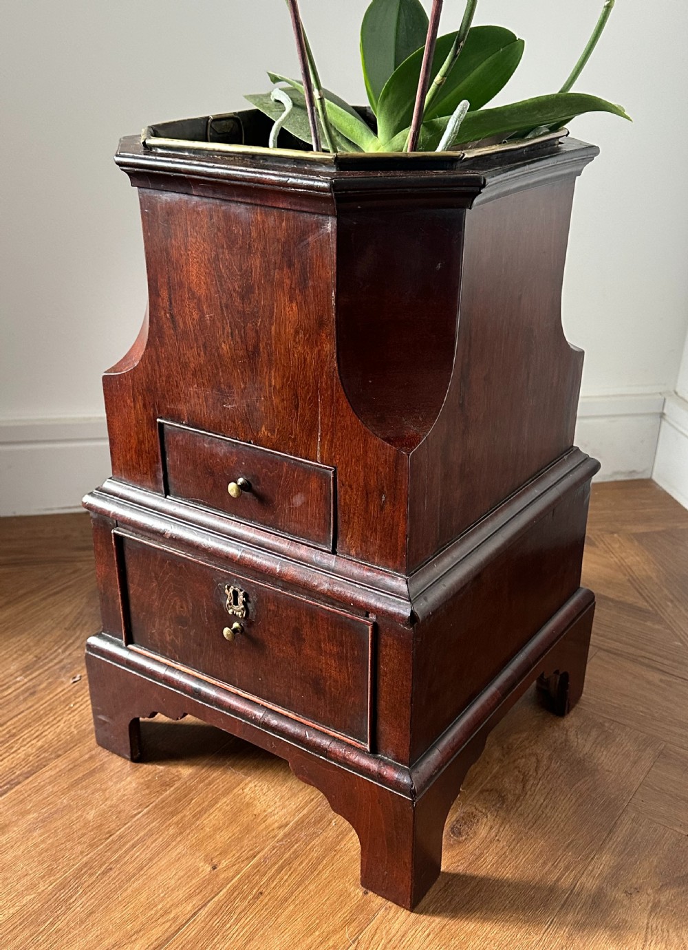 A mid-18th century Anglo-Dutch mahogany wine cooler View V