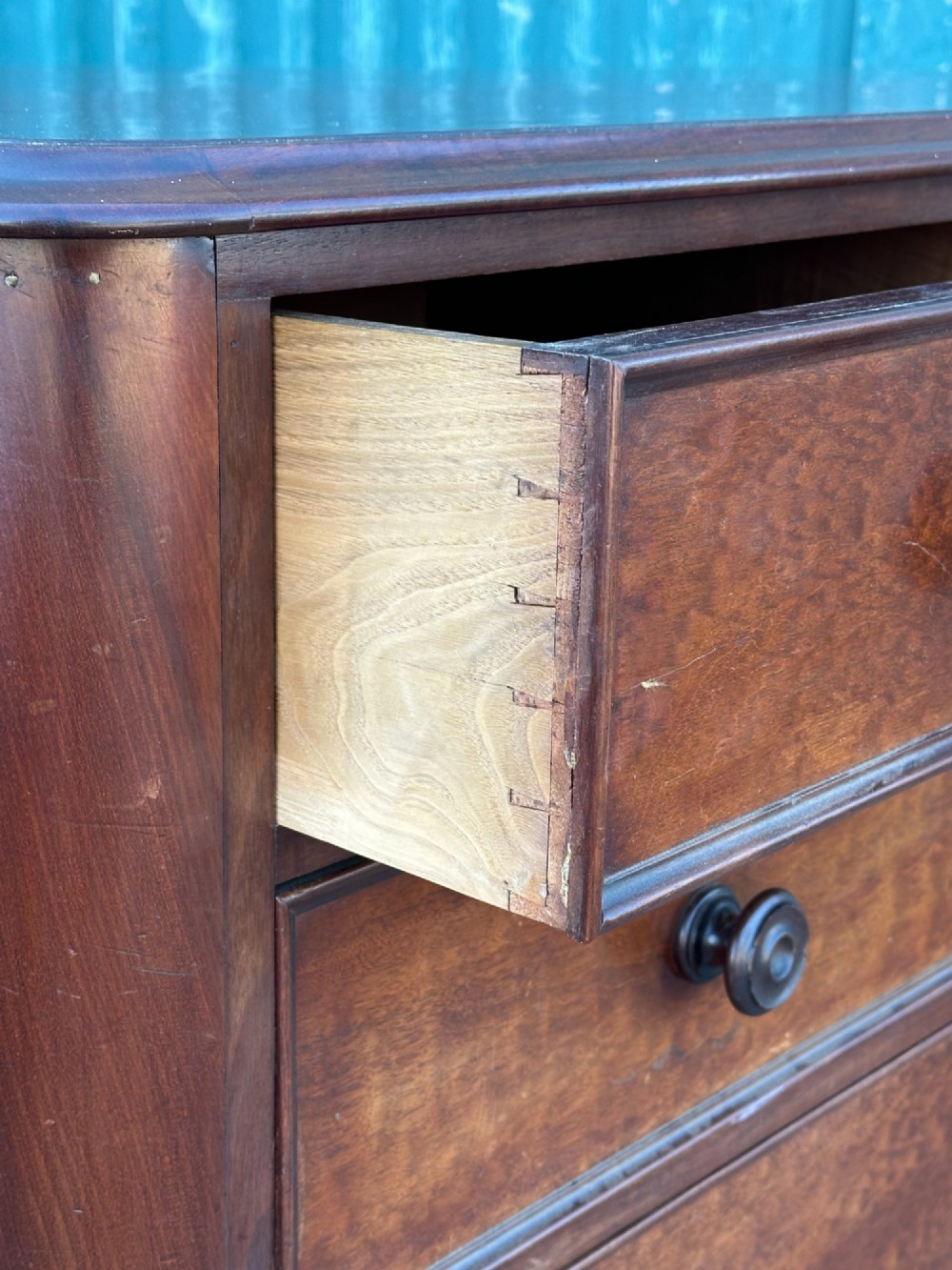 A 19th Century Plum Pudding Mahogany Chest Of Drawers In The Manner Of Gillows, C.1835 View VIII