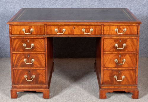 Good Quality Mahogany Kneehole Desk