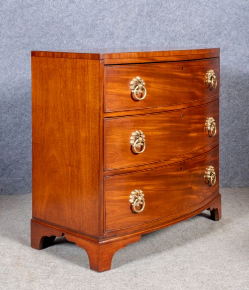 Good Regency Bow Front Chest of Drawers.