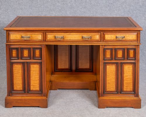 Unusual Freestanding Kneehole Desk