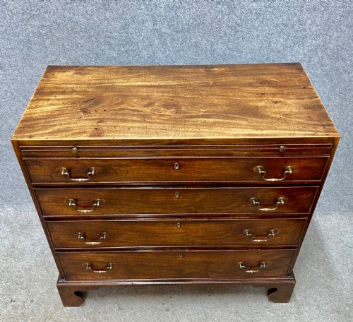 Good George III Mahogany Bachelors Chest of Drawers