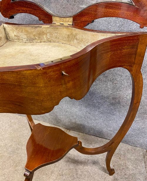 SERPENTINE SHAPED BIJOUTERIE TABLE - ADDITIONAL PHOTO 3