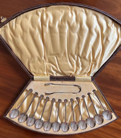 Art Deco Cased Set of 12 Silver Tea Spoons