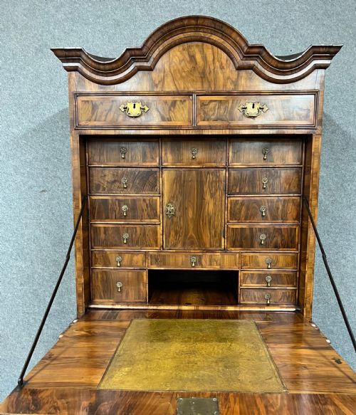 AN UNUSUAL WILLIAM AND MARY PERIOD FIGURED WALNUT ESCRITOIRE - ADDITIONAL PHOTO 5