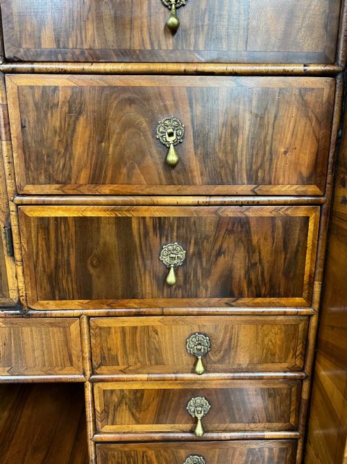 AN UNUSUAL WILLIAM AND MARY PERIOD FIGURED WALNUT ESCRITOIRE - ADDITIONAL PHOTO 6