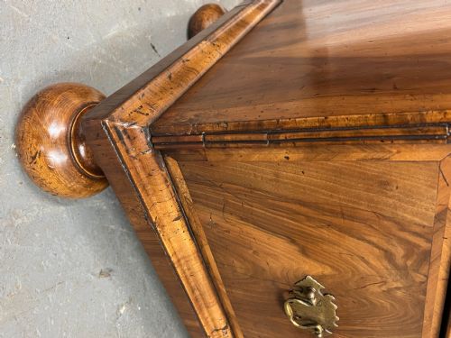 AN UNUSUAL WILLIAM AND MARY PERIOD FIGURED WALNUT ESCRITOIRE - ADDITIONAL PHOTO 7
