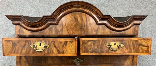 AN UNUSUAL WILLIAM AND MARY PERIOD FIGURED WALNUT ESCRITOIRE - ADDITIONAL PHOTO 8