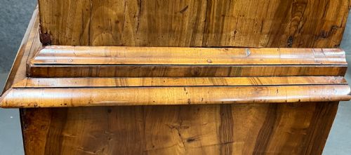 AN UNUSUAL WILLIAM AND MARY PERIOD FIGURED WALNUT ESCRITOIRE - ADDITIONAL PHOTO 12