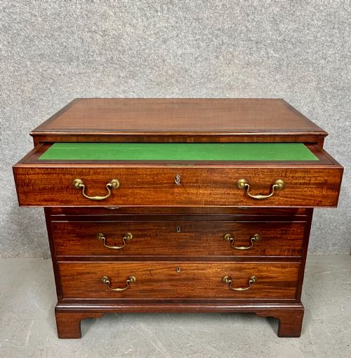 Good Quality George III Mahogany 4 Drawer Dressing Chest