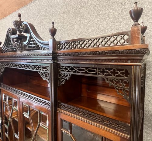 LARGE CHIPPENDALE STYLE BREAKFRONT BOOKCASE - ADDITIONAL PHOTO 5