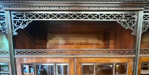LARGE CHIPPENDALE STYLE BREAKFRONT BOOKCASE - ADDITIONAL PHOTO 6
