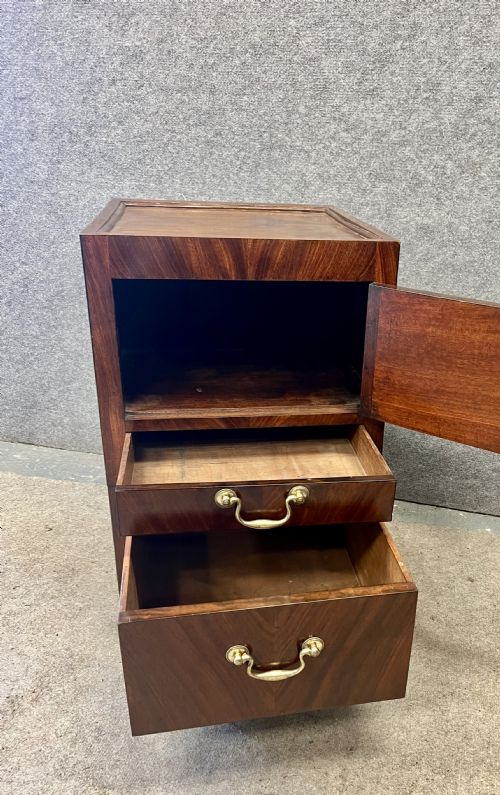 GOOD GEORGE III MAHOGANY BEDSIDE CABINET - ADDITIONAL PHOTO 1