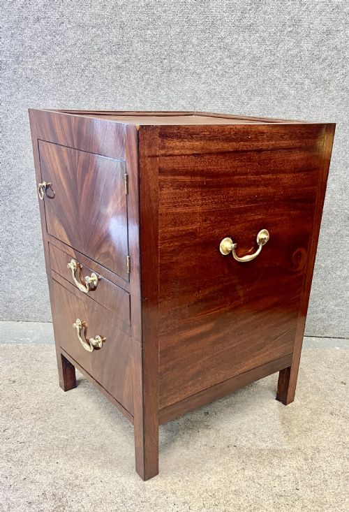 GOOD GEORGE III MAHOGANY BEDSIDE CABINET - ADDITIONAL PHOTO 4