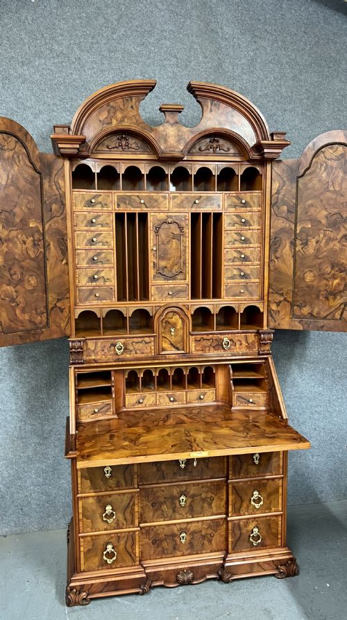 LARGE 18THCENTURY STYLE BUREAU CABINET - ADDITIONAL PHOTO 1