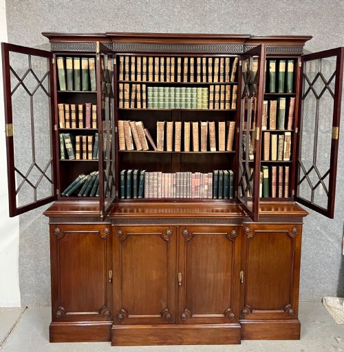 MAHOGANY CHIPPENDALE STYLE BREAKFRONT BOOKCASE - ADDITIONAL PHOTO 1