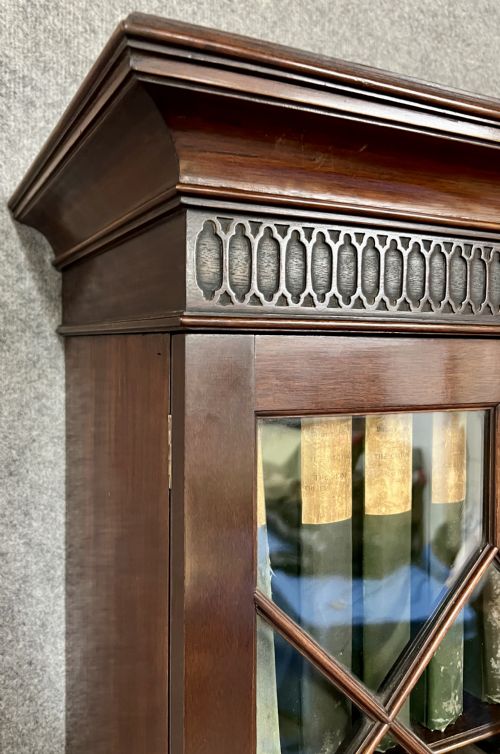 MAHOGANY CHIPPENDALE STYLE BREAKFRONT BOOKCASE - ADDITIONAL PHOTO 4