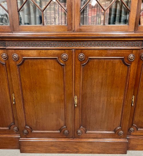 MAHOGANY CHIPPENDALE STYLE BREAKFRONT BOOKCASE - ADDITIONAL PHOTO 5