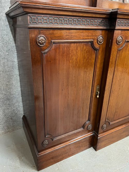 MAHOGANY CHIPPENDALE STYLE BREAKFRONT BOOKCASE - ADDITIONAL PHOTO 7