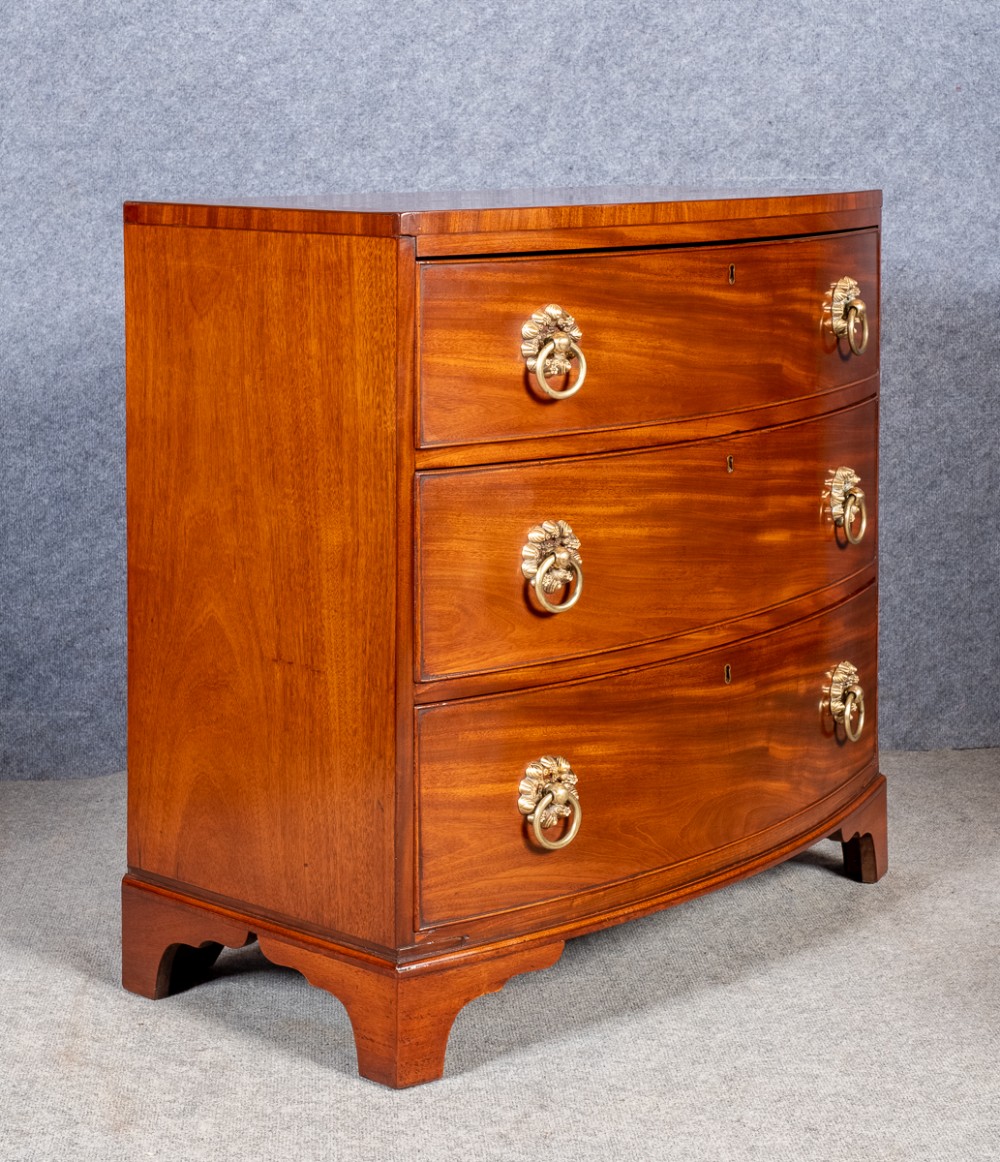 Good Regency Bow Front Chest of Drawers.