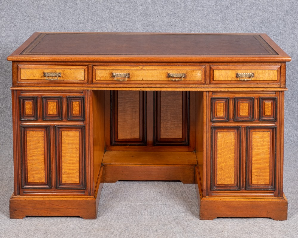 Unusual Freestanding Kneehole Desk