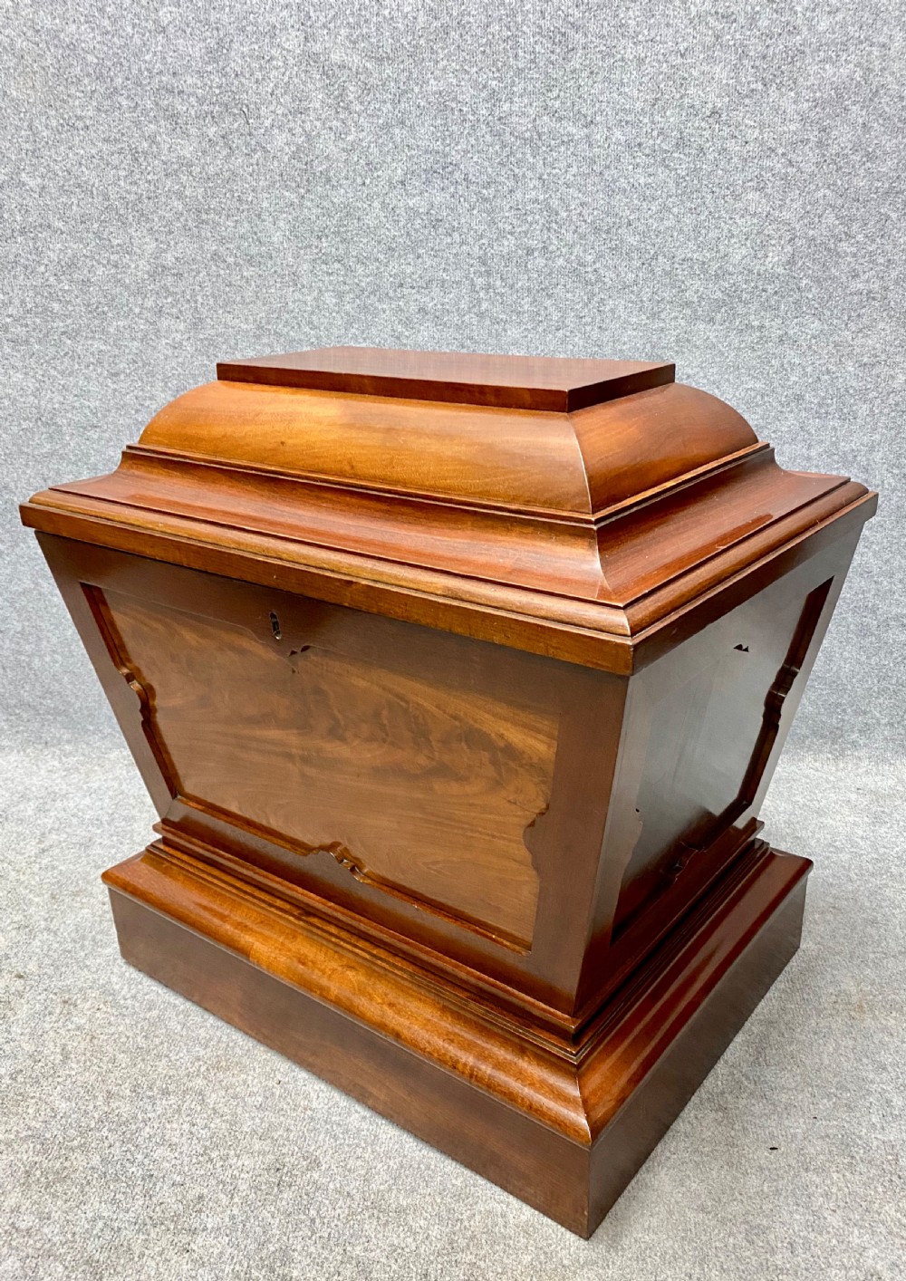 Good Quality Antique Mahogany Cellarette