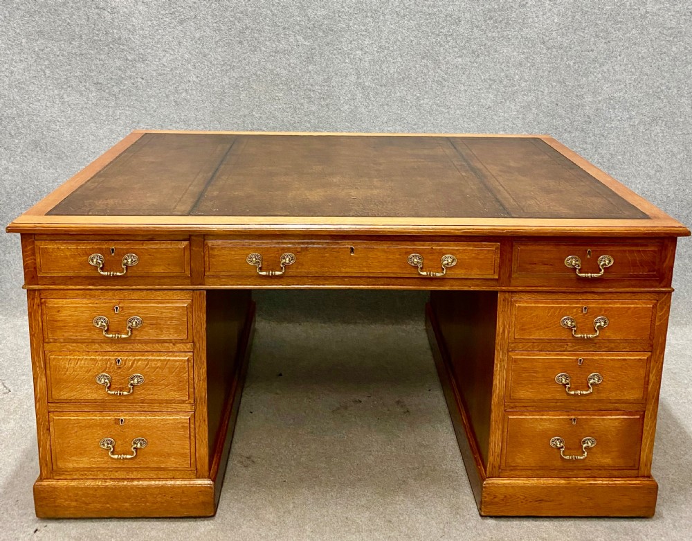Maple & Co. Partners Desk