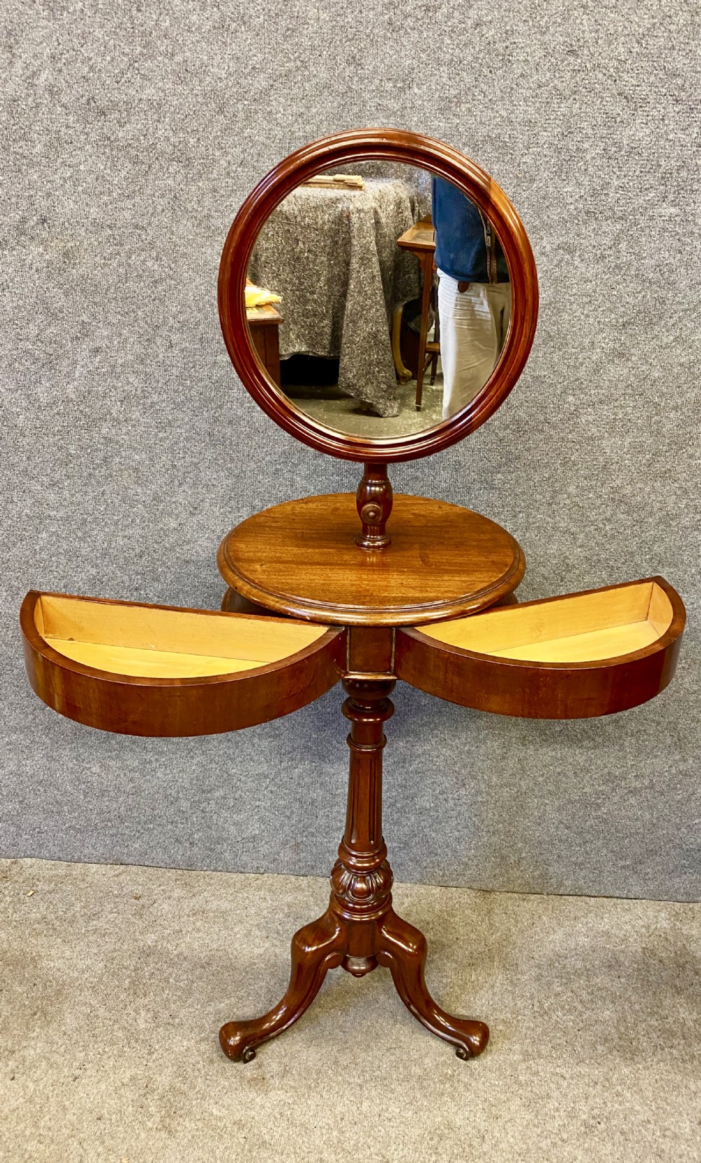 Good Quality Victorian Shaving Stand