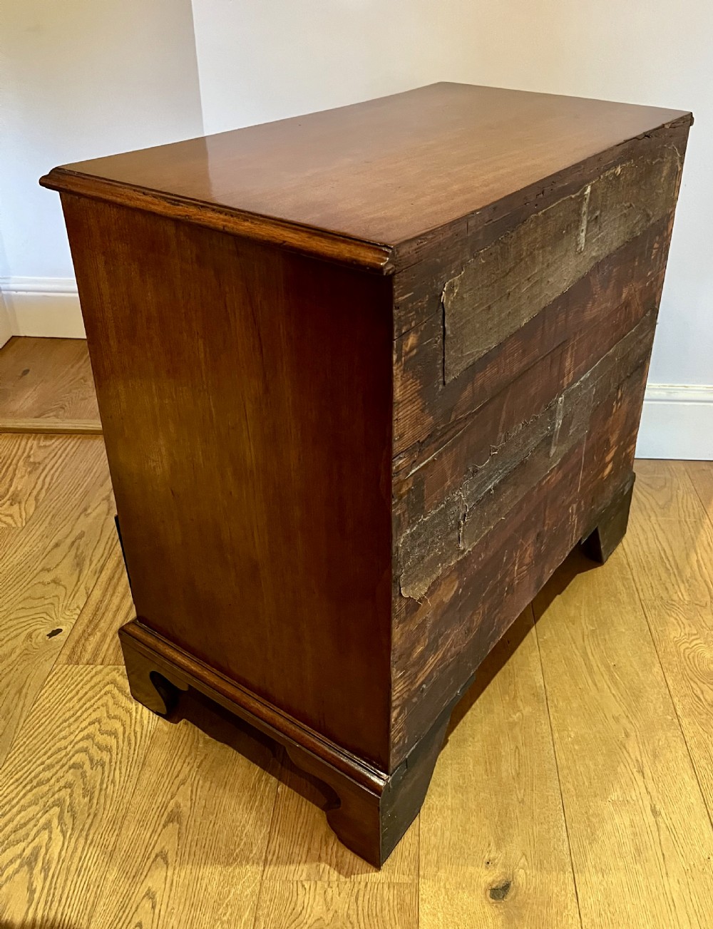 Small 2ft.6'' George II Mahogany Bachelor's  Chest of Drawers View VIII