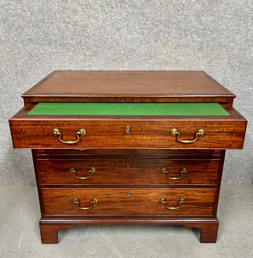 Good Quality George III Mahogany 4 Drawer Dressing Chest 