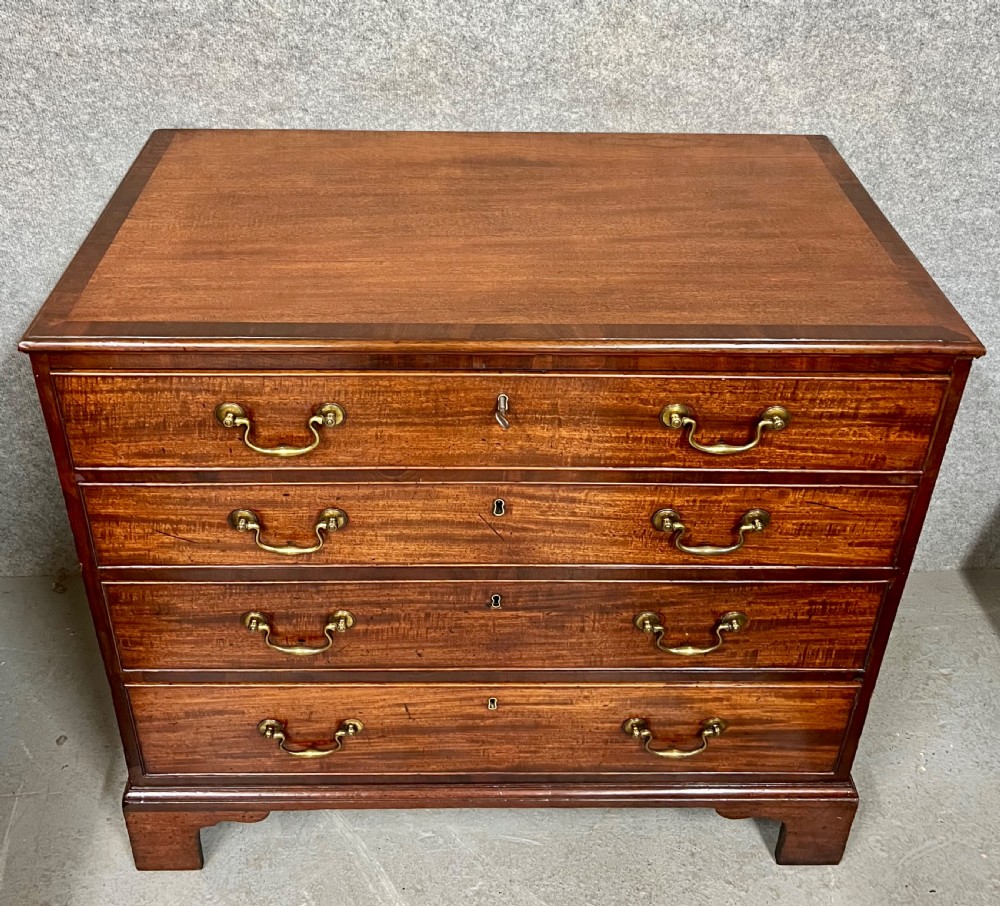 Good Quality George III Mahogany 4 Drawer Dressing Chest  View II