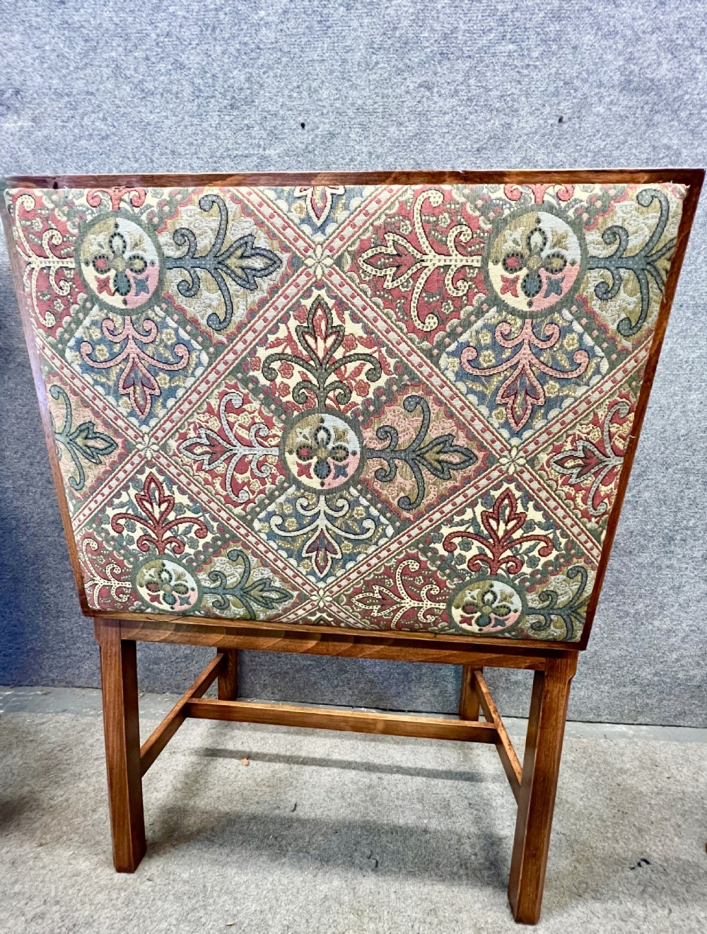Metamorphic Stool Luggage Stand View V