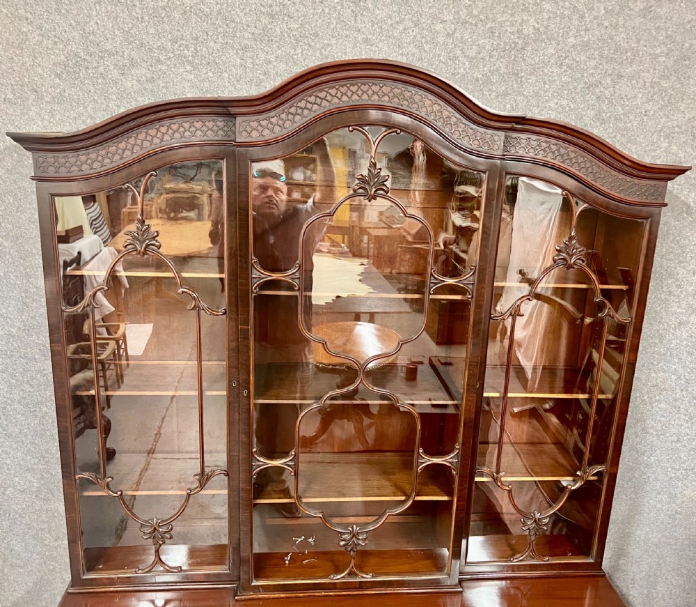 Good Quality Antique Mahogany Breakfront Bookcase. View VI