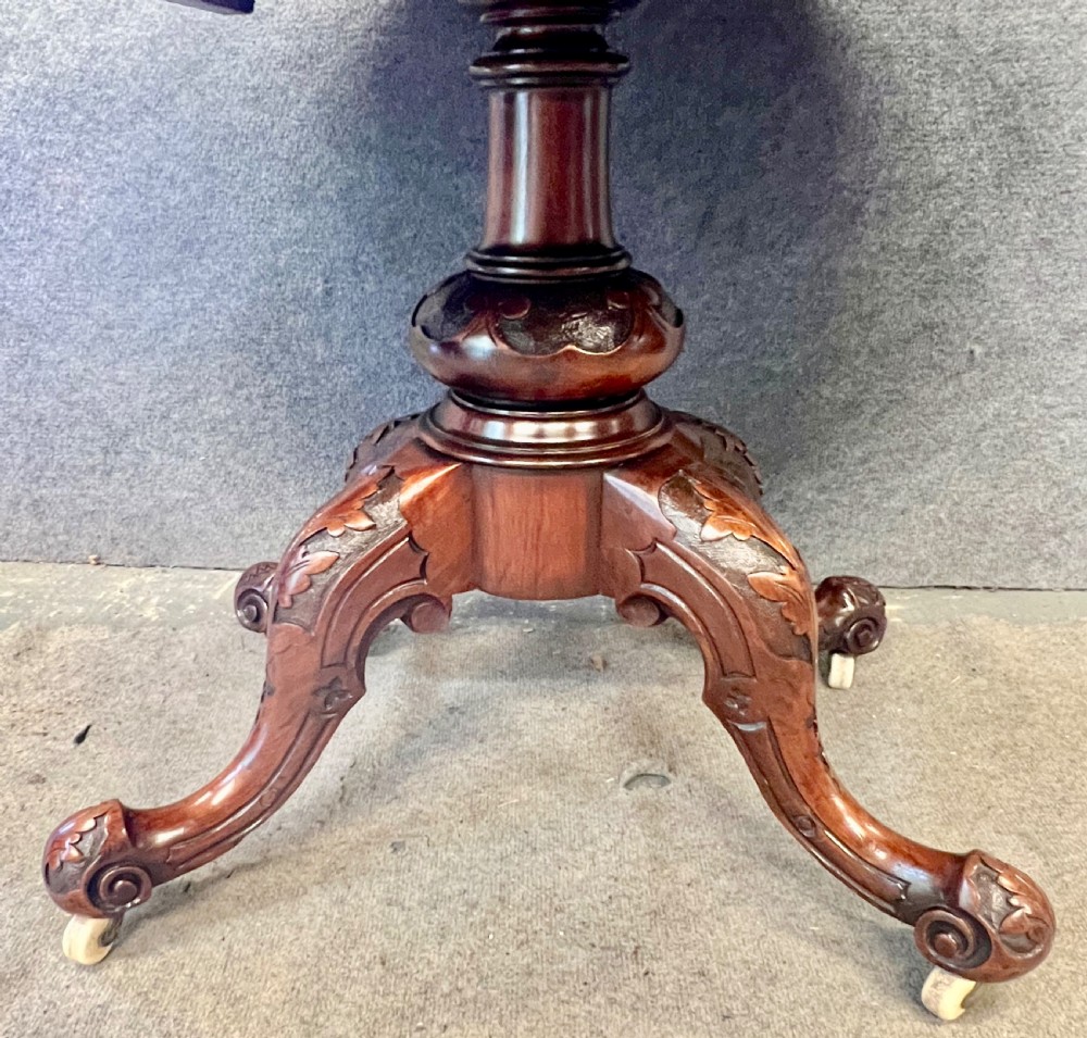 Small Victorian Beautifully Figured Walnut Oval Loo Centre or Dining Table View VIII