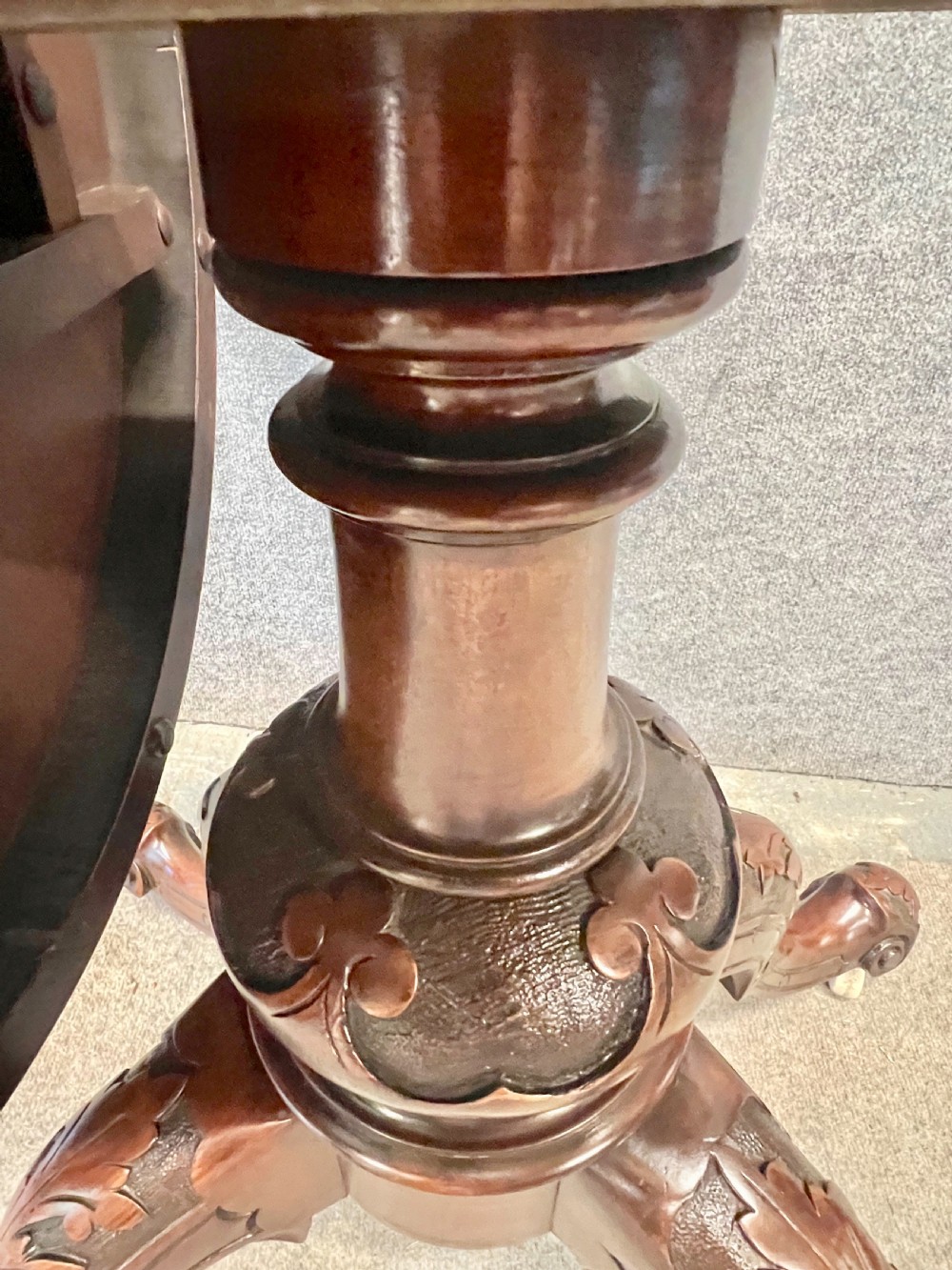 Small Victorian Beautifully Figured Walnut Oval Loo Centre or Dining Table View IX