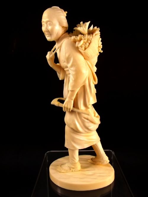 JAPANESE MEIJI PERIOD IVORY OKIMONO OF A FRUIT HARVESTER - ADDITIONAL PHOTO 1