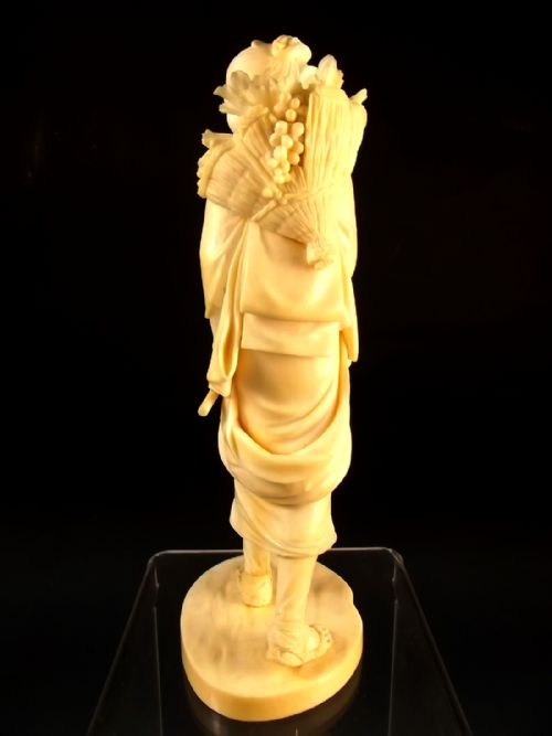 JAPANESE MEIJI PERIOD IVORY OKIMONO OF A FRUIT HARVESTER - ADDITIONAL PHOTO 2