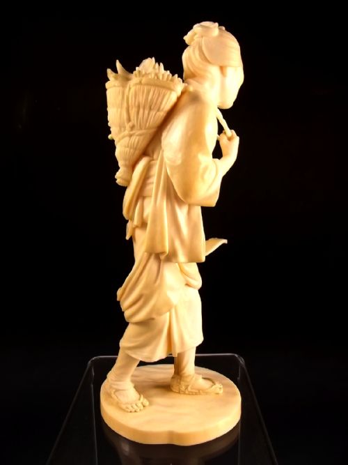 JAPANESE MEIJI PERIOD IVORY OKIMONO OF A FRUIT HARVESTER - ADDITIONAL PHOTO 3