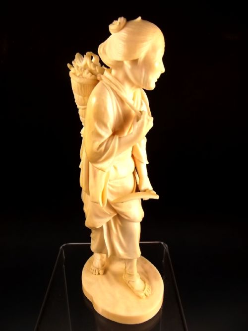 JAPANESE MEIJI PERIOD IVORY OKIMONO OF A FRUIT HARVESTER - ADDITIONAL PHOTO 4