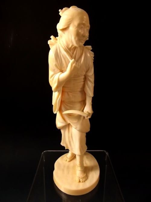 JAPANESE MEIJI PERIOD IVORY OKIMONO OF A FRUIT HARVESTER - ADDITIONAL PHOTO 5