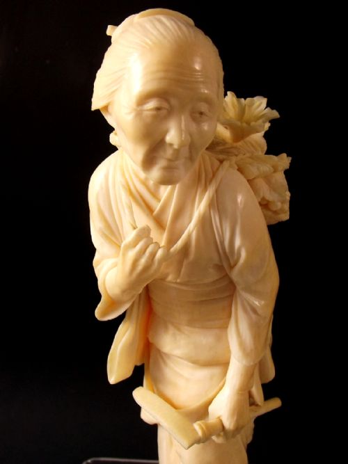 JAPANESE MEIJI PERIOD IVORY OKIMONO OF A FRUIT HARVESTER - ADDITIONAL PHOTO 6