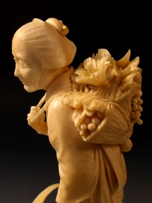 JAPANESE MEIJI PERIOD IVORY OKIMONO OF A FRUIT HARVESTER - ADDITIONAL PHOTO 8