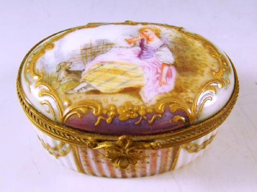 hand painted gilded continental porcelain patch box - CATEGORY: ANTIQUE BOXES - DATED 19TH CENTURY