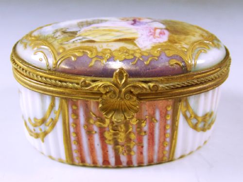 HAND PAINTED GILDED CONTINENTAL PORCELAIN PATCH BOX - ADDITIONAL PHOTO 1