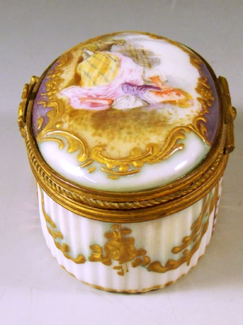 HAND PAINTED GILDED CONTINENTAL PORCELAIN PATCH BOX - ADDITIONAL PHOTO 2