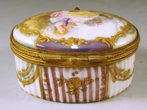 HAND PAINTED GILDED CONTINENTAL PORCELAIN PATCH BOX - ADDITIONAL PHOTO 3