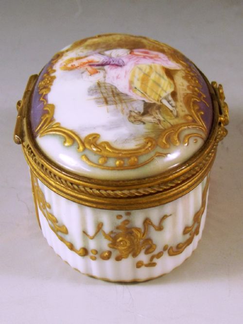 HAND PAINTED GILDED CONTINENTAL PORCELAIN PATCH BOX - ADDITIONAL PHOTO 5