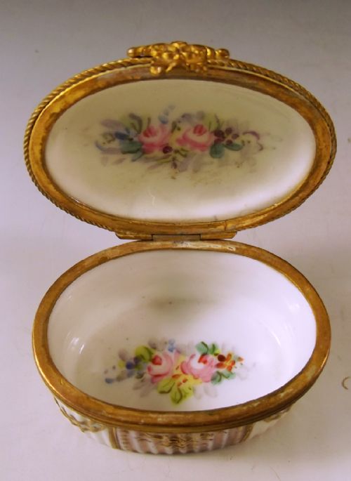 HAND PAINTED GILDED CONTINENTAL PORCELAIN PATCH BOX - ADDITIONAL PHOTO 6